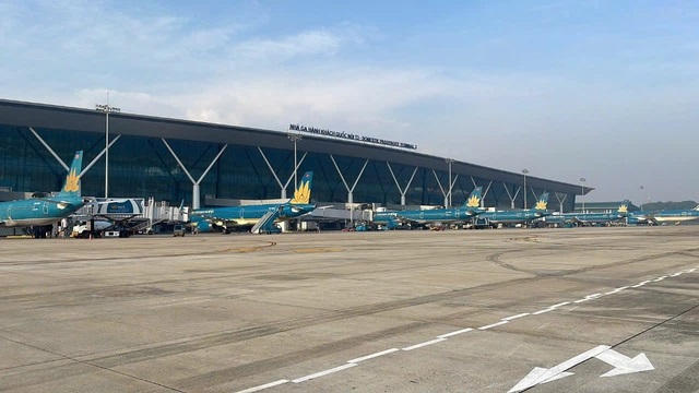 TP. HỒ CHÍ MINH – PARIS | ĂN UỐNG TRÊN MÁY BAY - ảnh 1